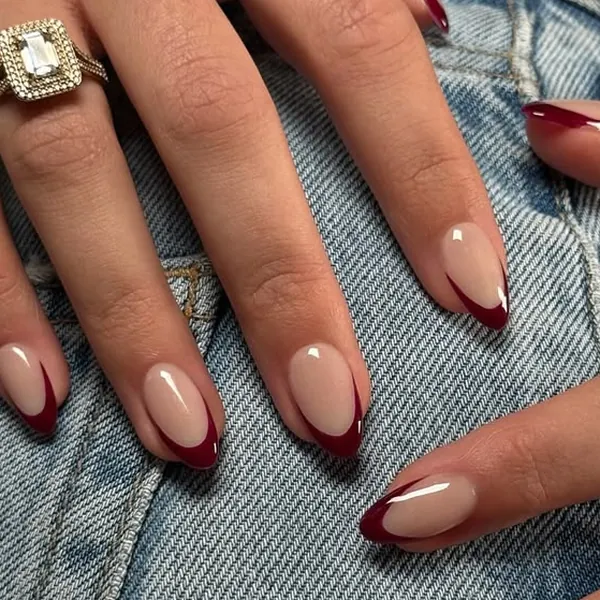 Francesinha bordô em unhas alongadas